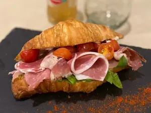 Croissant palta-queso-rúcula