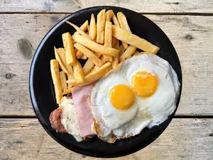 Milanesa a caballo con papas fritas
