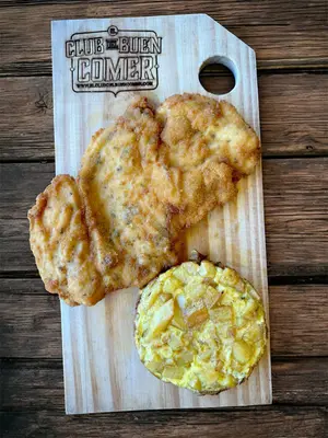 Suprema de pollo con tortilla de papa