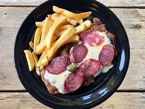 Ternera a la calabresa con papas fritas