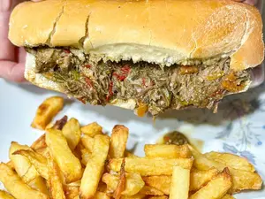 Bondiola desmechada especial con papas fritas