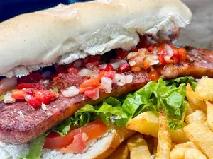Choripán xl con papas fritas
