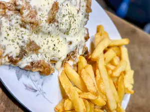 Milanesa fugazzeta con fritas