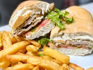 Sándwich de milanesa tucumana con fritas