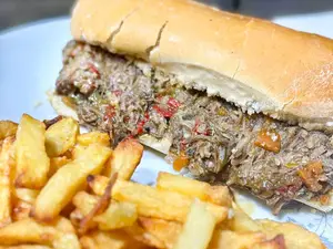 Sándwich de osobuco desmechado con papas fritas
