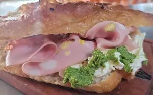 Focaccia mortadela