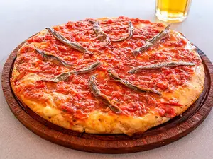 Pizza con anchoas grande