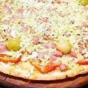 Pizza con jamón y huevo grande