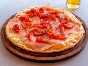 Pizza con jamón y morrón