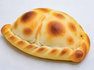 Empanada de carne dulce cortada a cuchillo