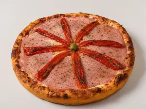 Pizza de jamón, morrón y huevo - molde