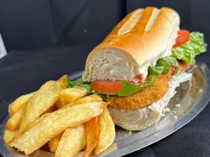 Sandwich de mila de pollo con fritas