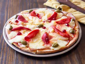 13 - Pizza jamón y ananá