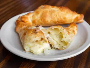 Empanada de cebolla y queso