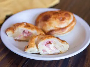 Empanada de jamón y ananá