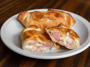 Empanada de jamón y queso