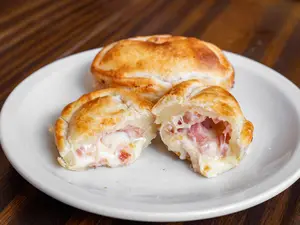 Empanada de muzzarella con panceta
