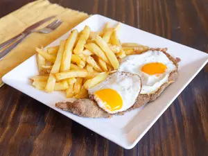 Milanesa a caballo con guarnición