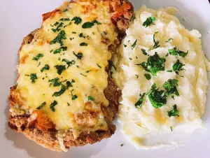 Milanesa a la fugazzeta con guarnición