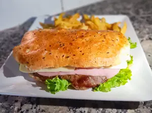 Sándwich de lomito con jamón y queso