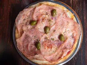 Pizza con jamón chica