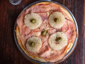 Pizza con jamón y ananá chica