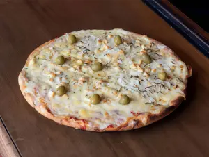 Pizza con provolone grande
