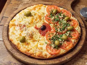 Pizza gde 1/2 muzza 1/2 napo