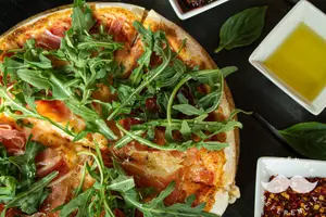 Pizza jamón crudo y rúcula ch