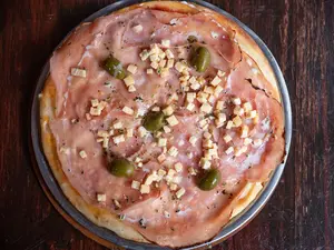 Pizza jamón y provolone chica