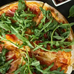 Pizza tom. secos y rúcula ch