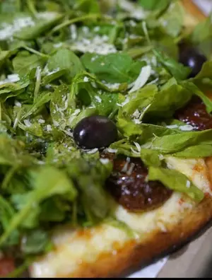 Pizza tom. secos y rúcula gde