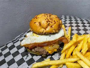 Burga Crispy Bacon + Papas Fritas