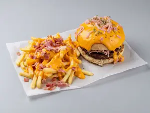 Hamb bañada + papas cyb