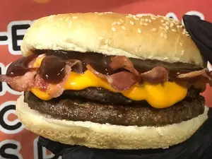 Hamburguesa Cheddar Y Bacon + Papas Cheddar