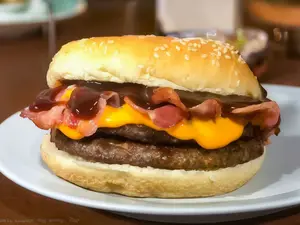 Hamburguesa Cheddar Y Bacon + Papas Fritas