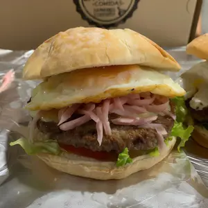 Hamburguesa completa con huevo