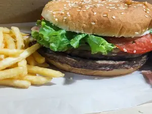 Hamburguesa completa + papas fritas
