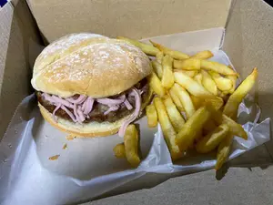 Hamburguesa con jamón y queso + papas fritas