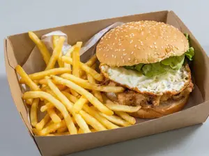 Hamburguesa De Pollo Completa + Papas Fritas