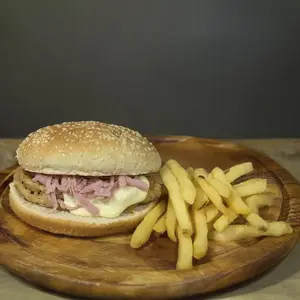 Hamburguesa De Pollo Jyq + Papas Fritas