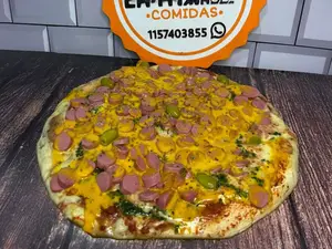 Pizza con salchicha y cheddar