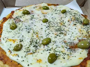 Pizza Mozzarella + 6 Empanadas