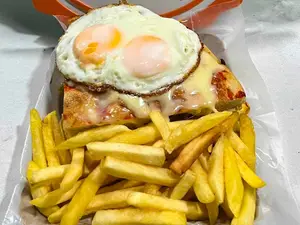 Pizzanesa A Caballo + Papas Fritas