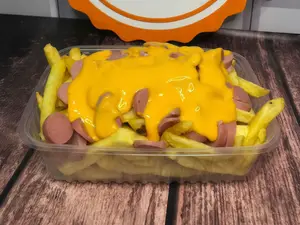 Salchipapas con cheddar