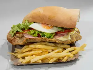 Sánd de mila de carne + papas