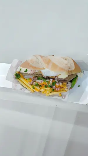 Sand pollo + papas completas