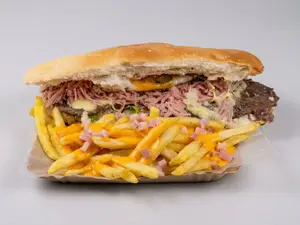 Sandwiches De Lomito Completo + Papas Cheddar Y Bacon