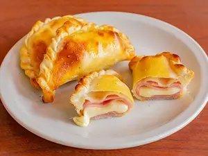 Empanada de jamón y queso