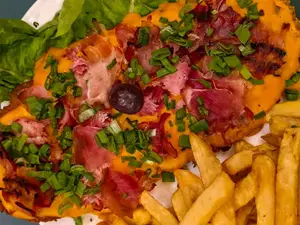 Milanesa cheddar con fritas individual